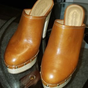 Leather clogs